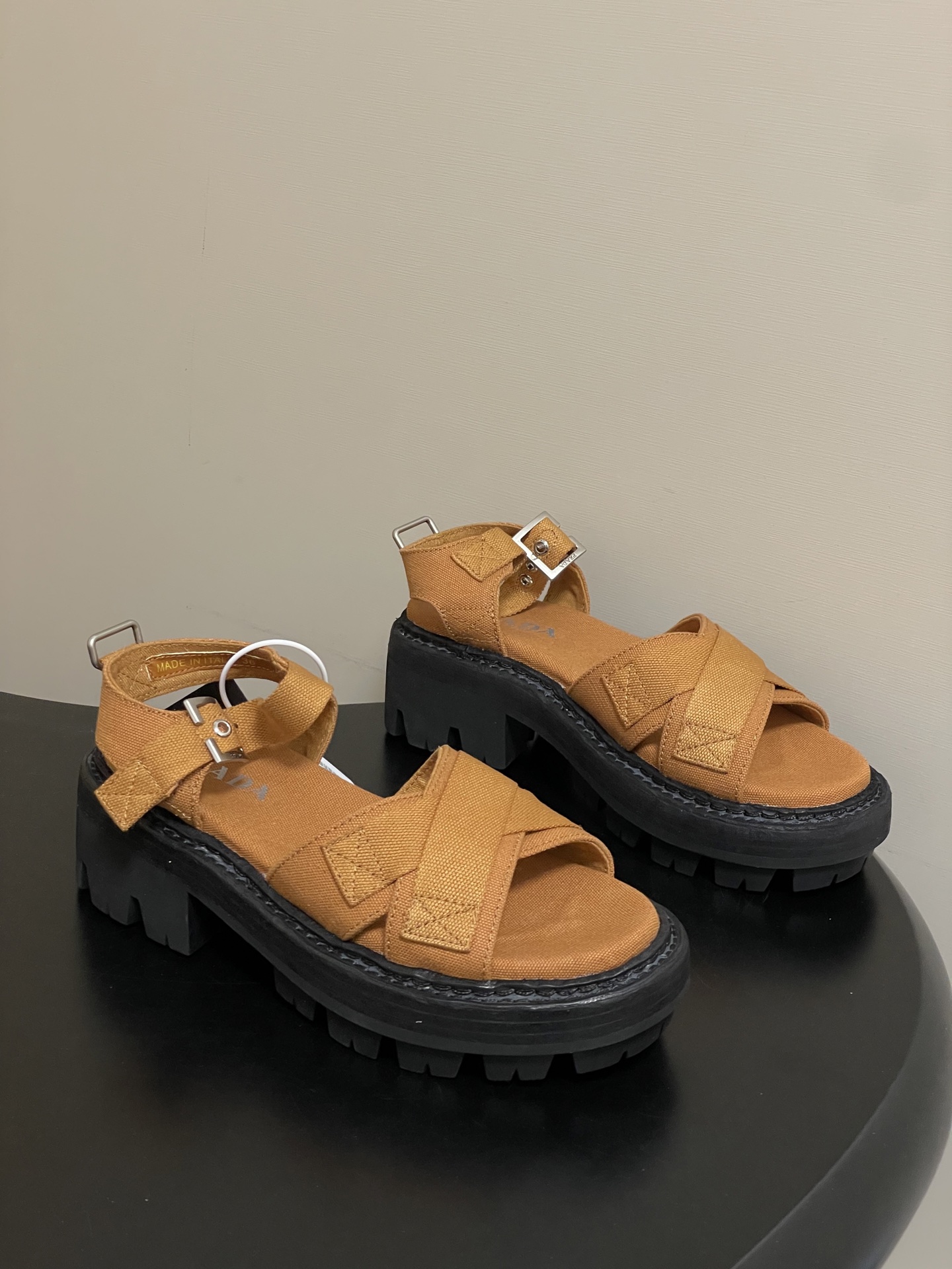 프라다(PRADA) 로마 피셔맨 플랫폼 샌들 신발