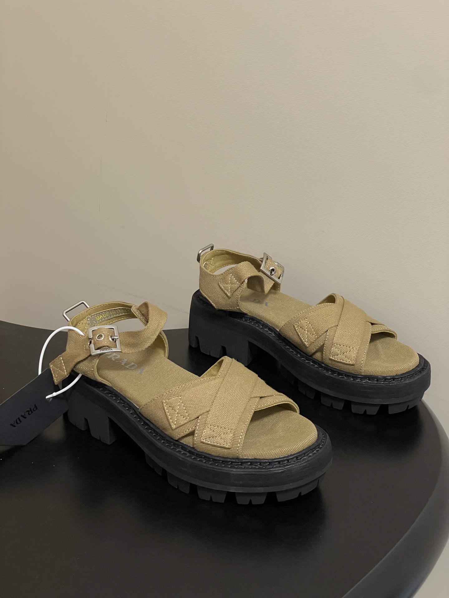 프라다(PRADA) 로마 피셔맨 플랫폼 샌들 신발