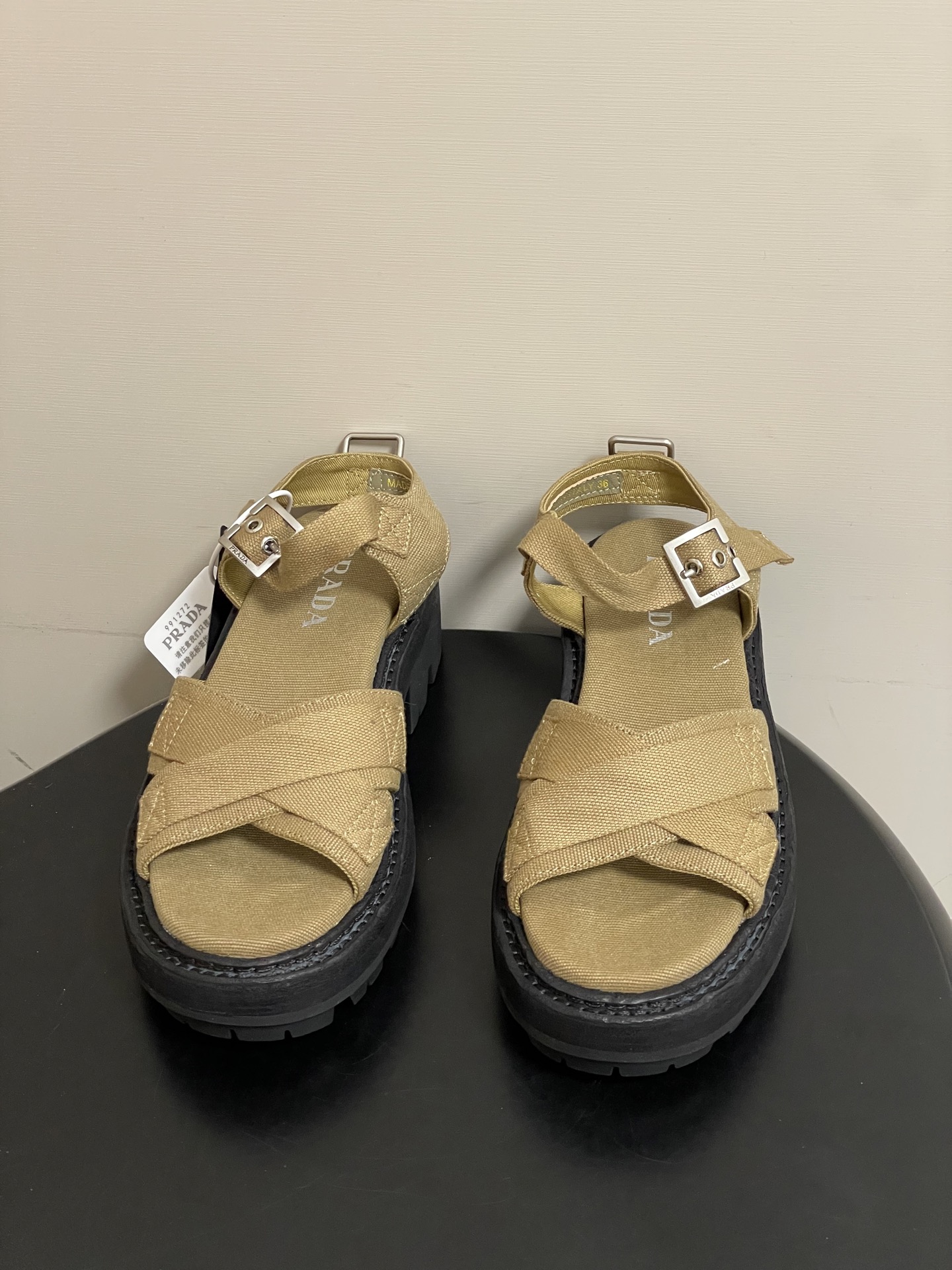 프라다(PRADA) 로마 피셔맨 플랫폼 샌들 신발