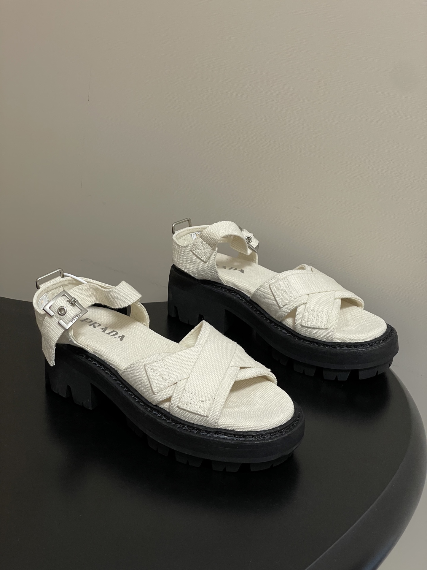 프라다(PRADA) 로마 피셔맨 플랫폼 샌들 신발