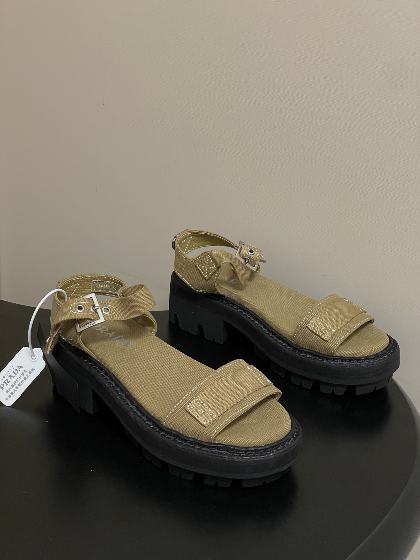 프라다(PRADA) 로마 원스트랩 캔버스 플랫폼 샌들 신발