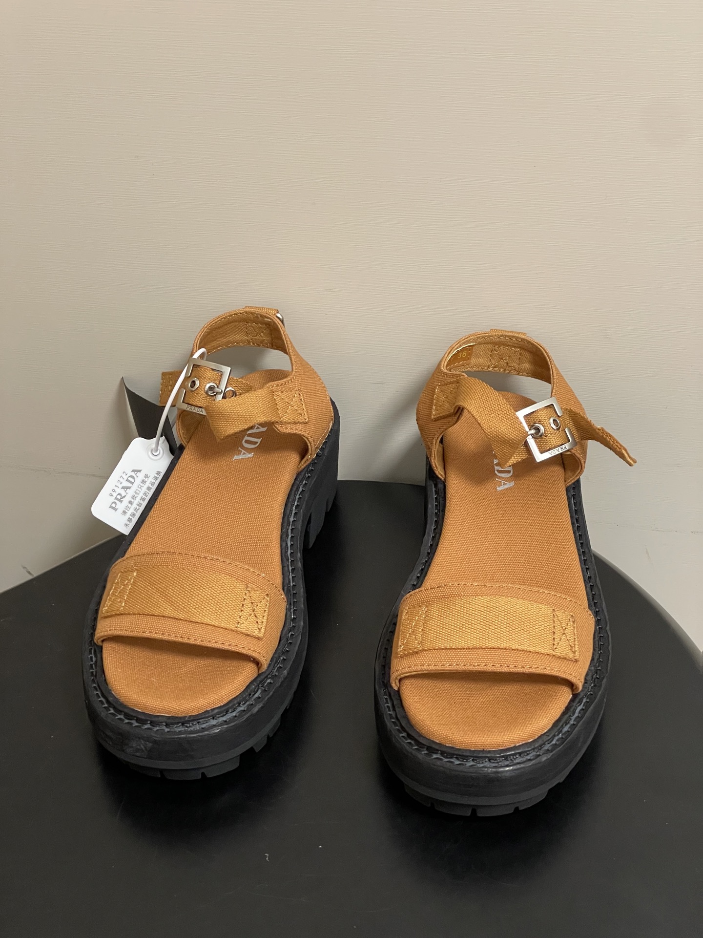 프라다(PRADA) 로마 원스트랩 캔버스 플랫폼 샌들 신발