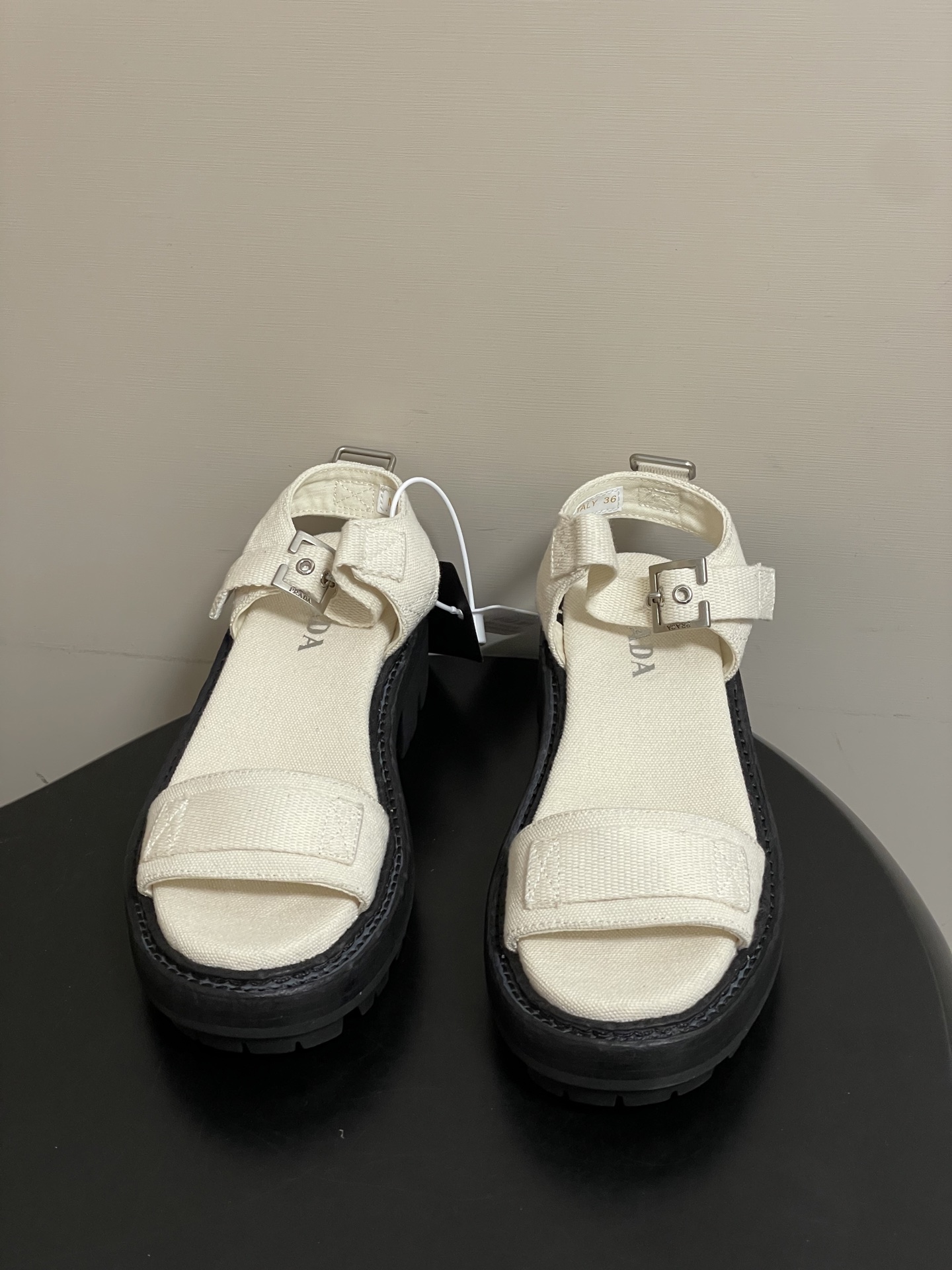 프라다(PRADA) 로마 원스트랩 캔버스 플랫폼 샌들 신발