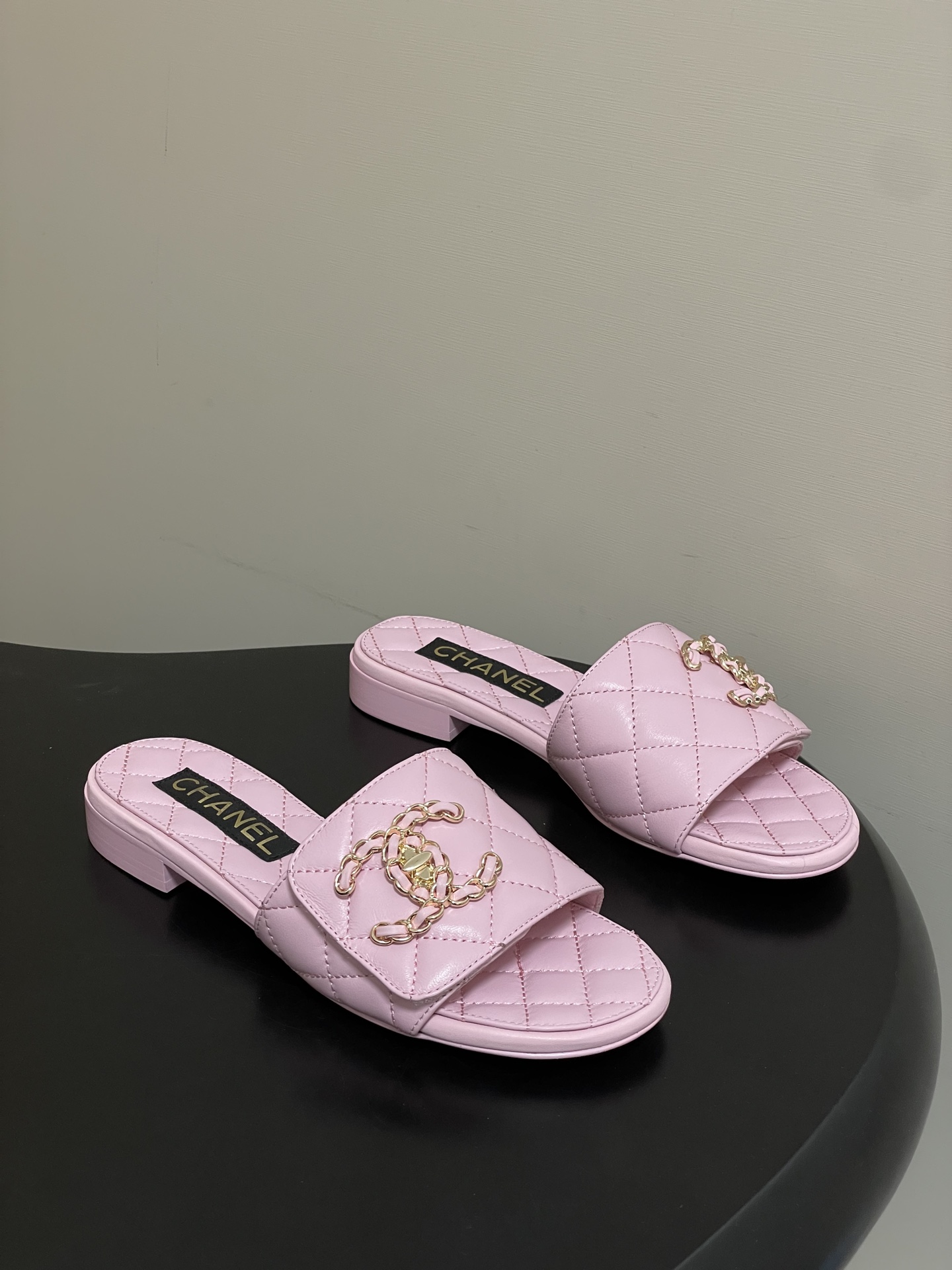 샤넬(CHANEL) 퀼팅 체인 벨크로 샌들 슬리퍼 신발