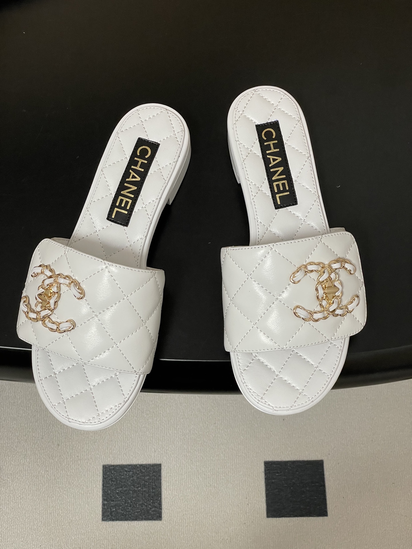 샤넬(CHANEL) 퀼팅 체인 벨크로 샌들 슬리퍼 신발