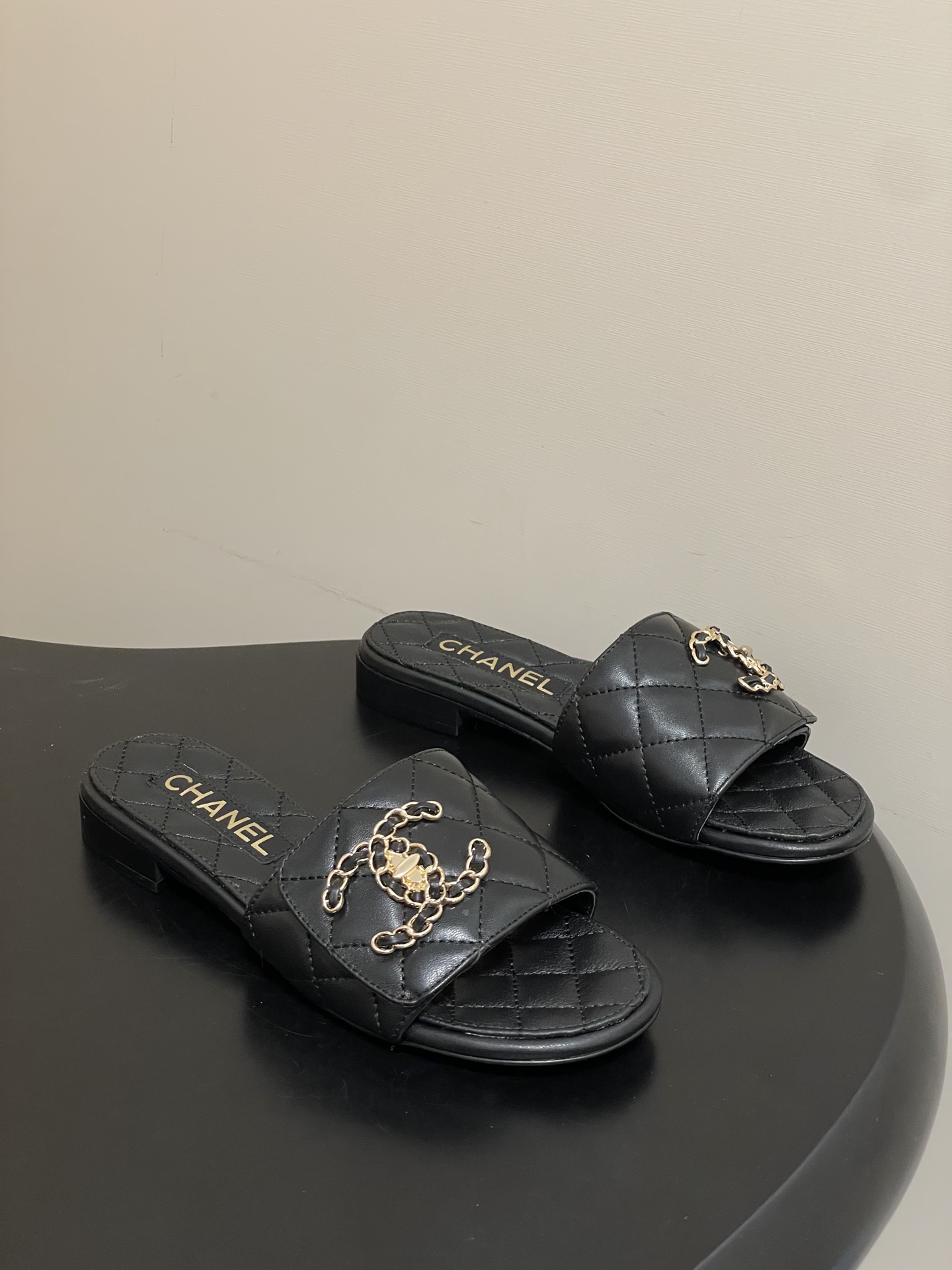 샤넬(CHANEL) 퀼팅 체인 벨크로 샌들 슬리퍼 신발