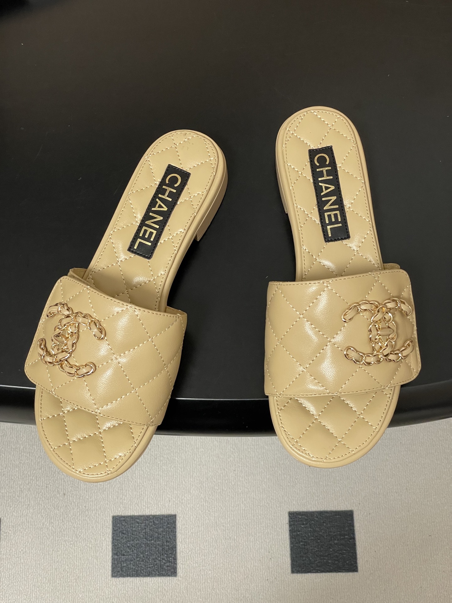 샤넬(CHANEL) 퀼팅 체인 벨크로 샌들 슬리퍼 신발