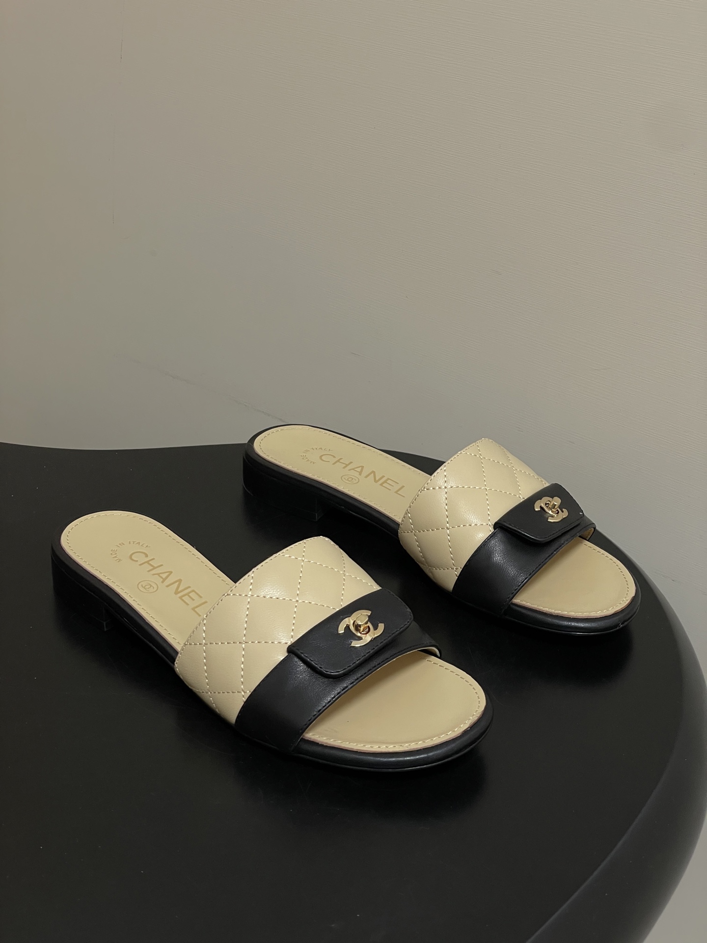 샤넬(Chanel) 퀼팅 더블C 백 클립 플랫 슬리퍼 샌들 신발