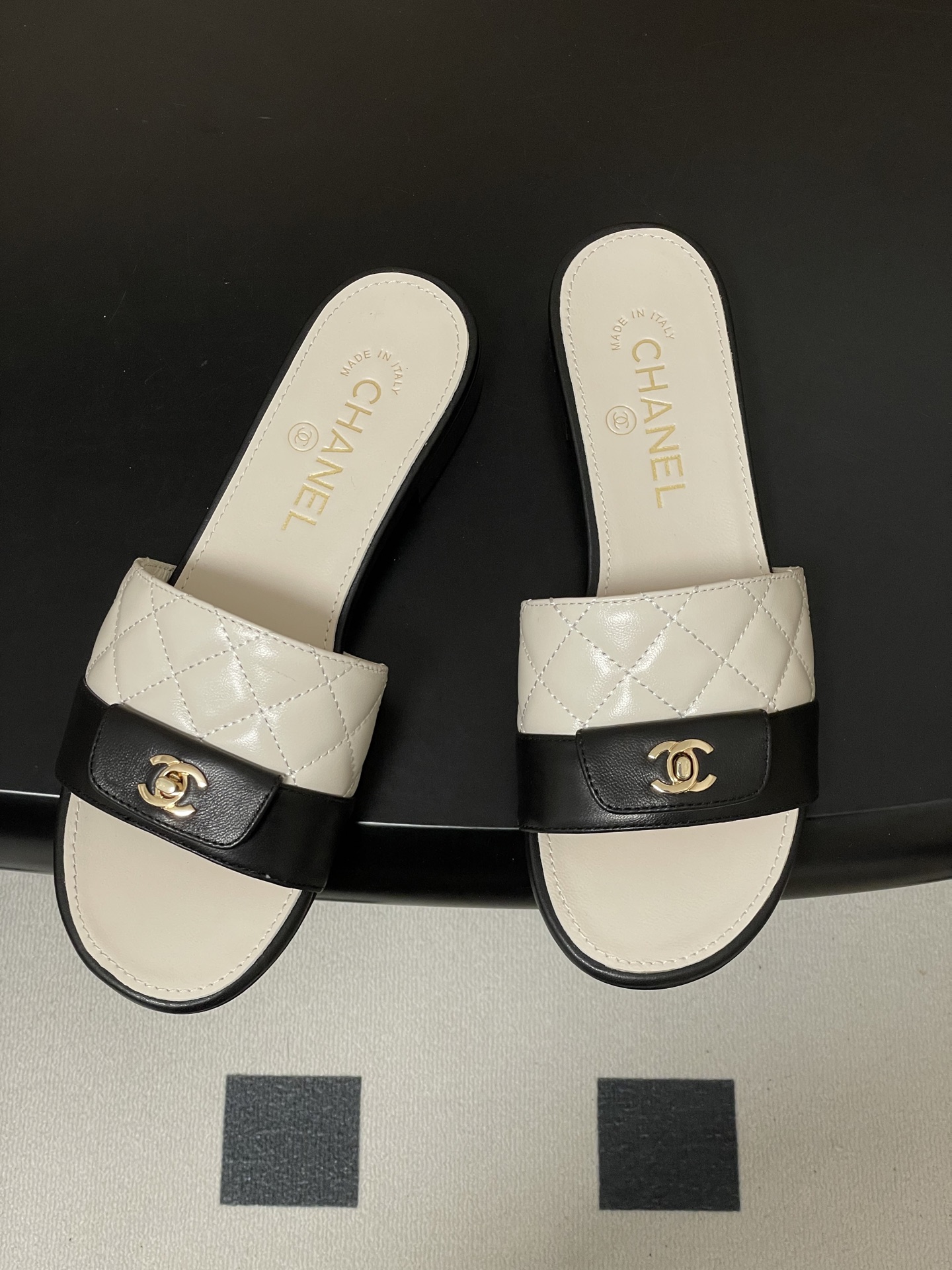 샤넬(Chanel) 퀼팅 더블C 백 클립 플랫 슬리퍼 샌들 신발