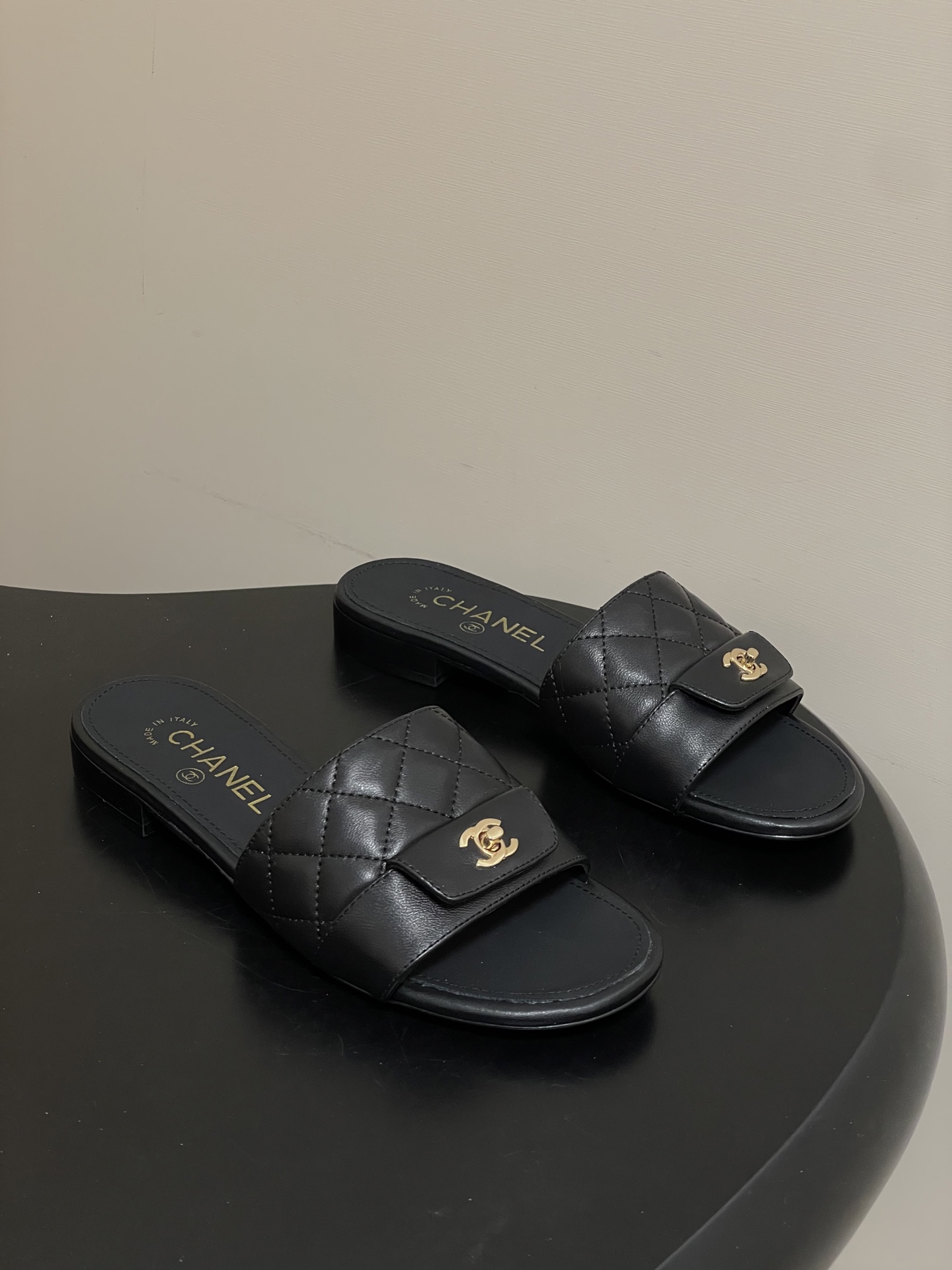 샤넬(Chanel) 퀼팅 더블C 백 클립 플랫 슬리퍼 샌들 신발