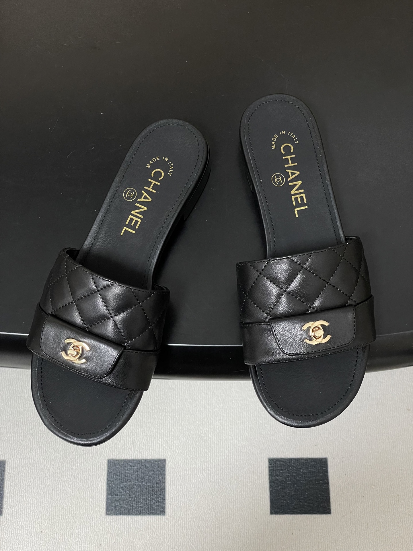 샤넬(Chanel) 퀼팅 더블C 백 클립 플랫 슬리퍼 샌들 신발