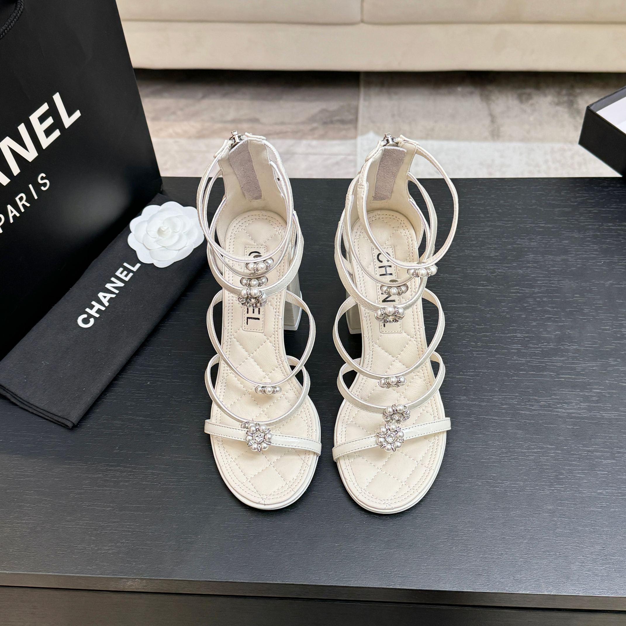 샤넬(Chanel) 클래식 카멜리아 진주 스트랩 굽 샌들 신발
