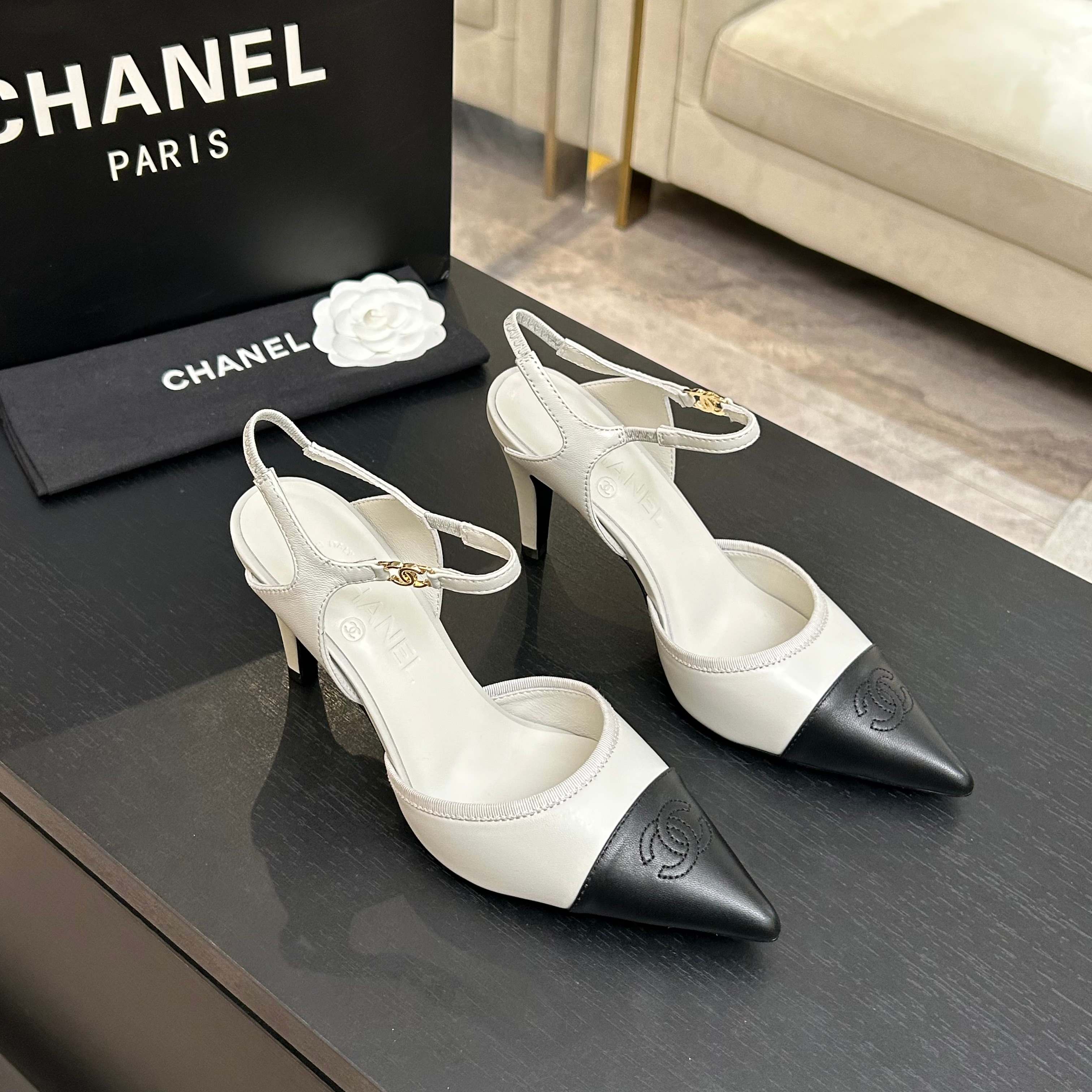 샤넬(Chanel) 26 신상 클래식 배색 스틸레토 힐 구두 샌들 신발