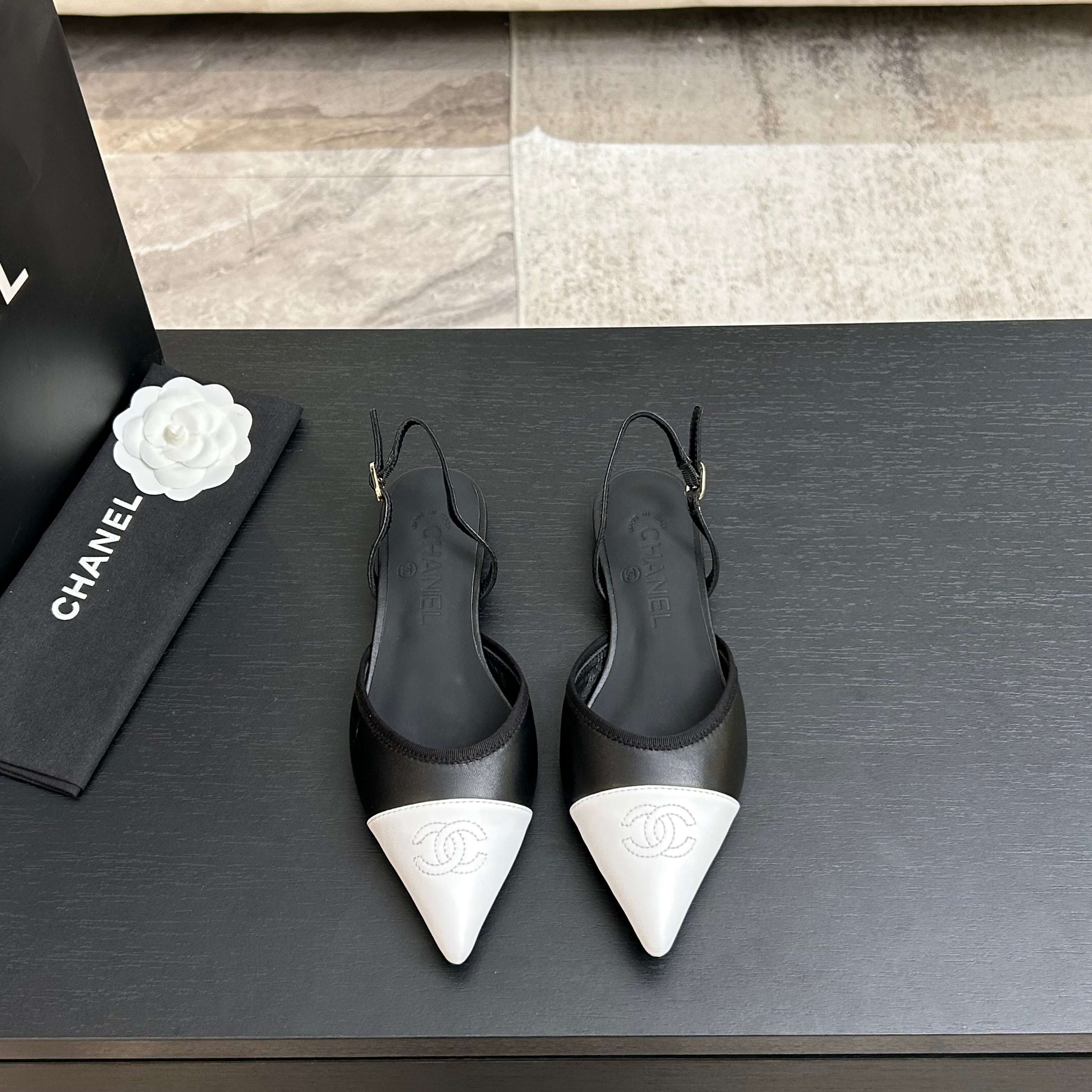 Chanel 샤넬 클래식 배색 포인트 토 플랫 슈즈 신발