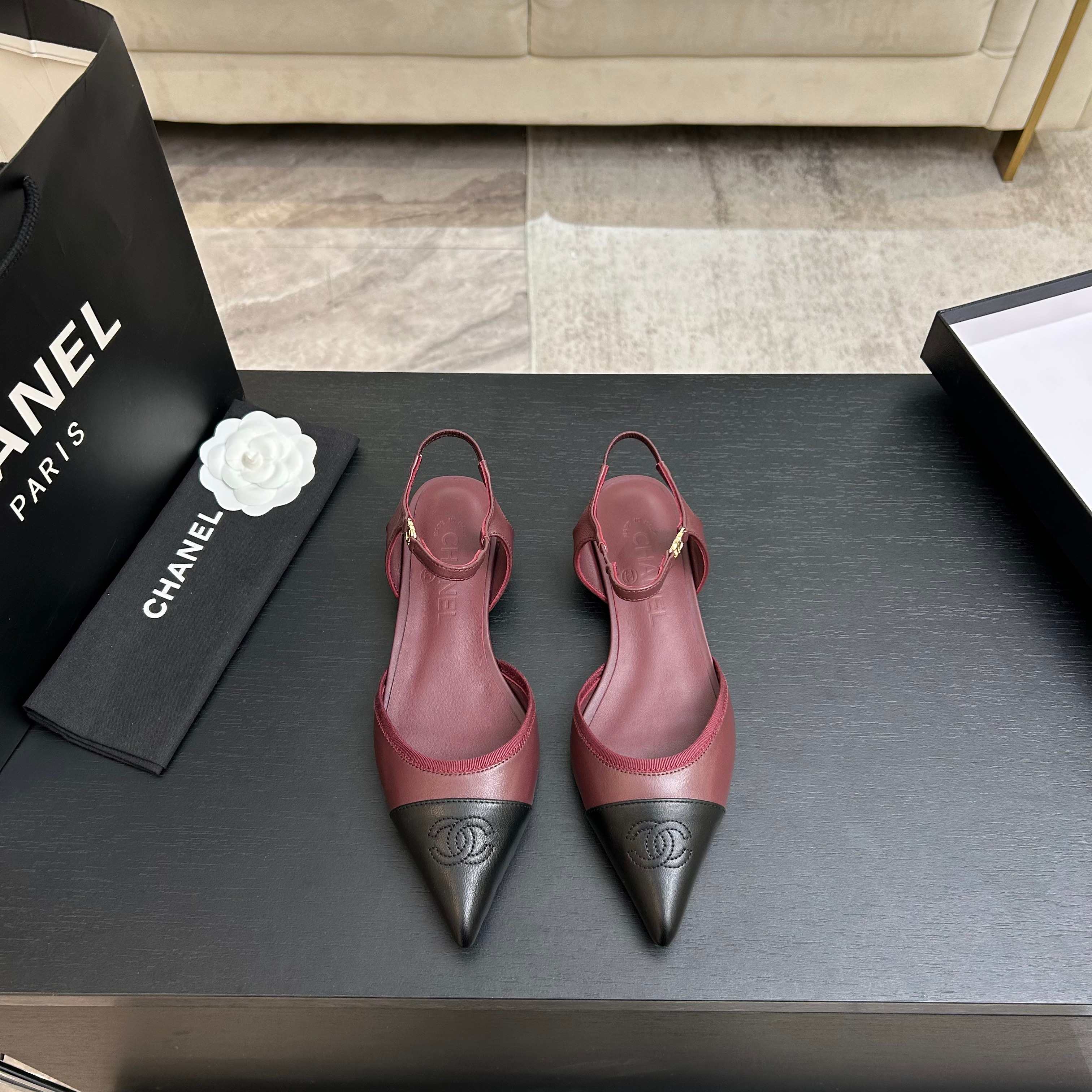 Chanel 샤넬 26 신상 클래식 배색 포인트 스트랩 토 플랫 슈즈 신발