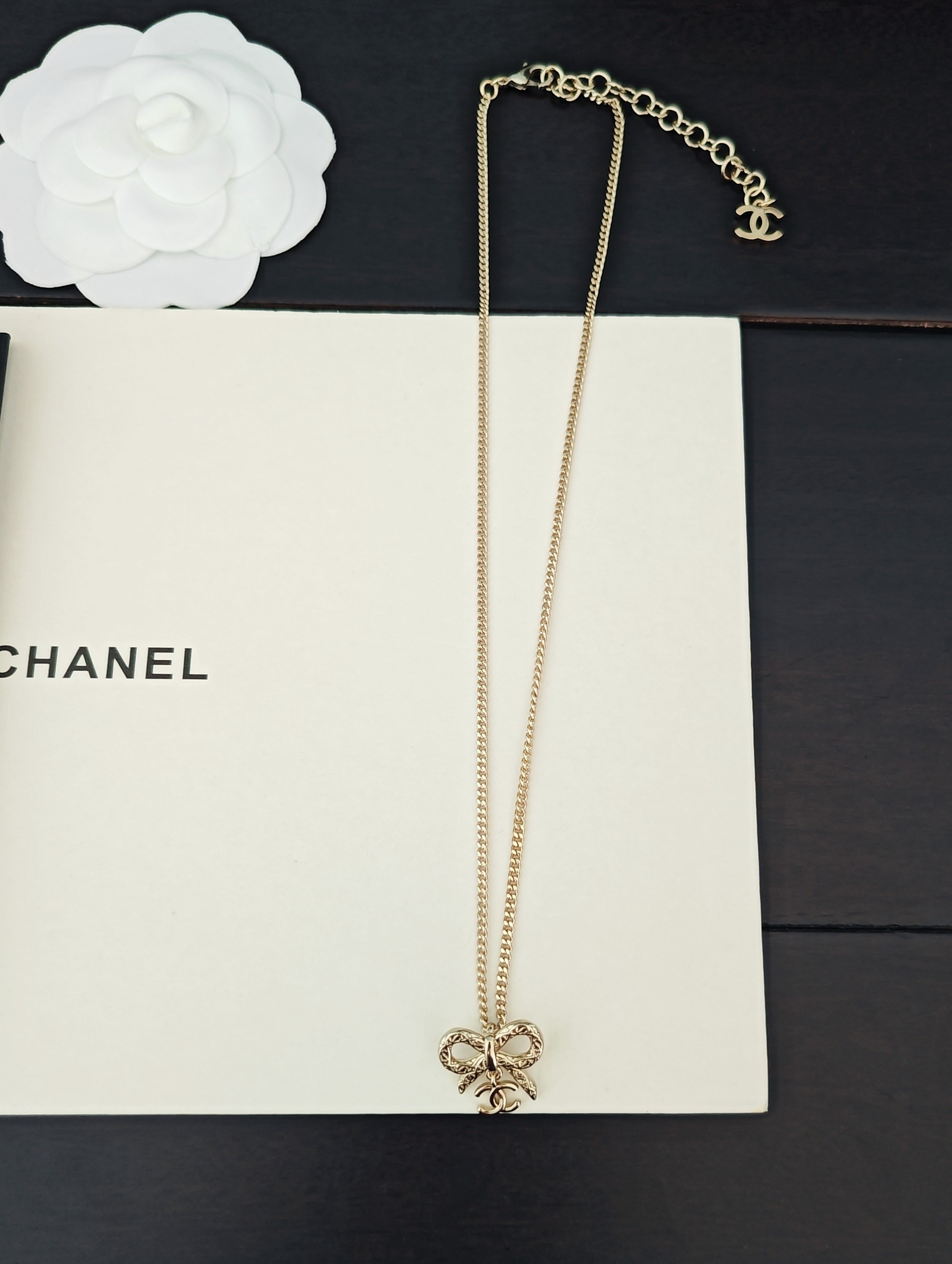 샤넬(CHANEL) 라이트 골드 나비 리본 목걸이 악세사리