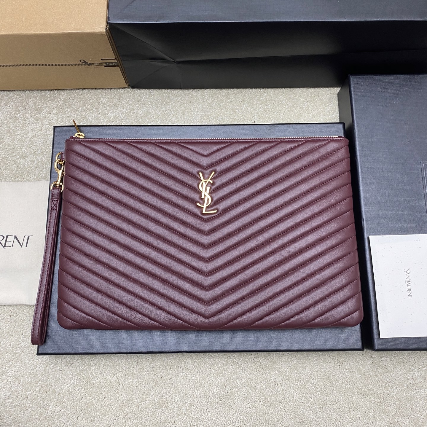 [YSL] 생로랑 클래식 퀼팅 클러치백 - 라지 (버건디 램스킨/골드) 가방