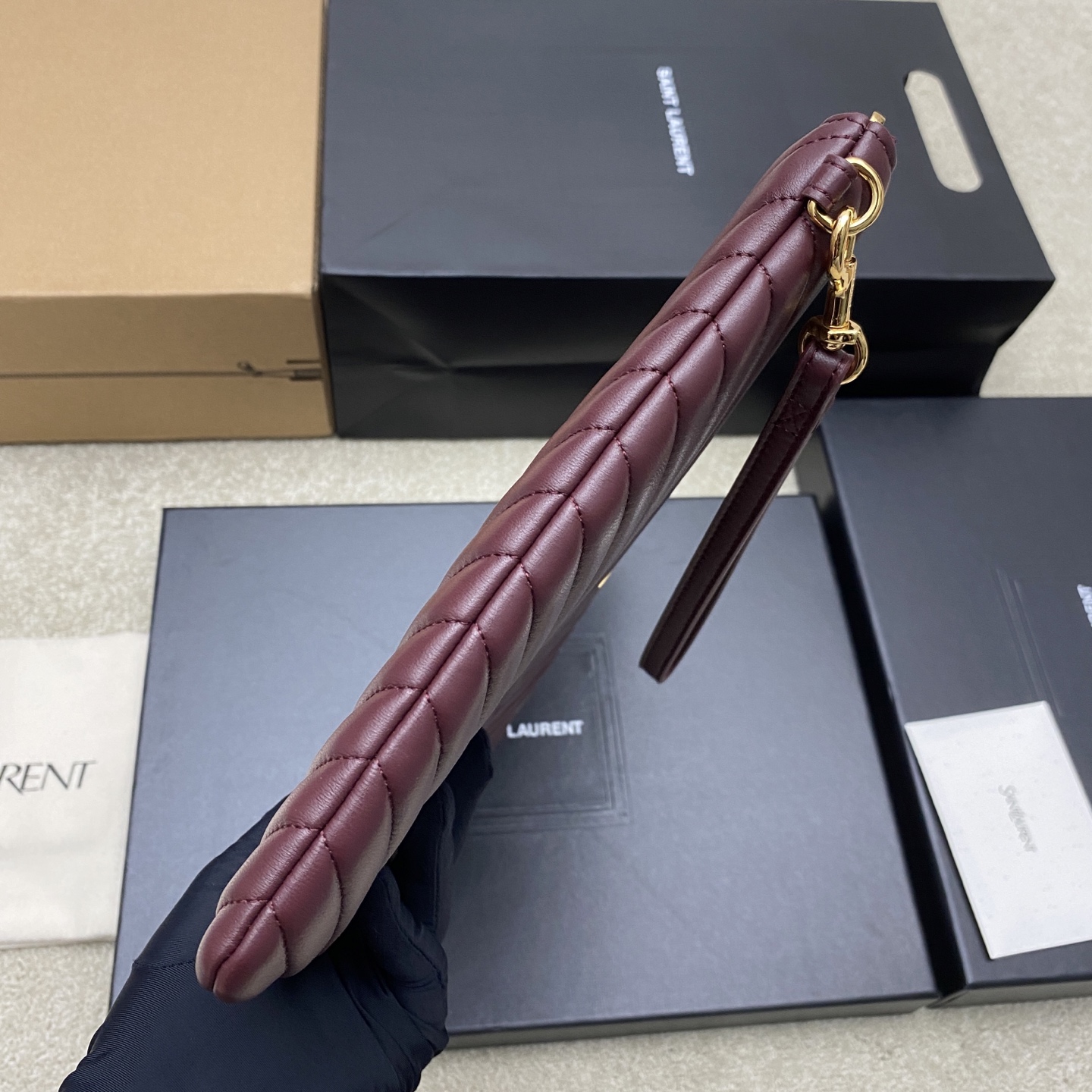 [YSL] 생로랑 클래식 퀼팅 클러치백 - 라지 (버건디 램스킨/골드) 가방