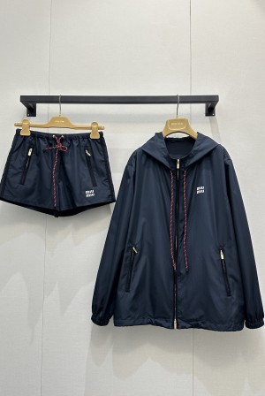 miumiu 미우미우 로고 포인트 친환경 나일론 후드 자켓 & 반바지 팬츠 셋업 세트 의류