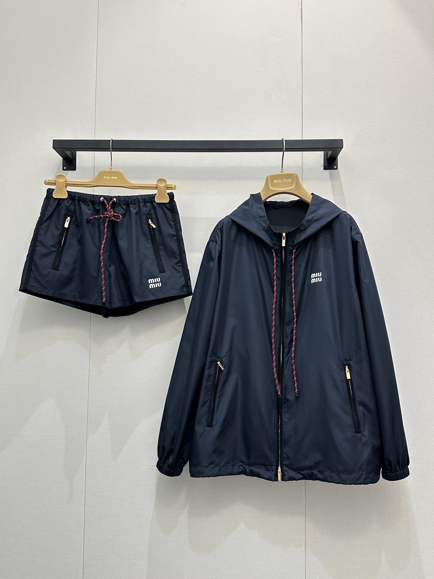 miumiu 미우미우 로고 포인트 친환경 나일론 후드 자켓 & 반바지 팬츠 셋업 세트 의류