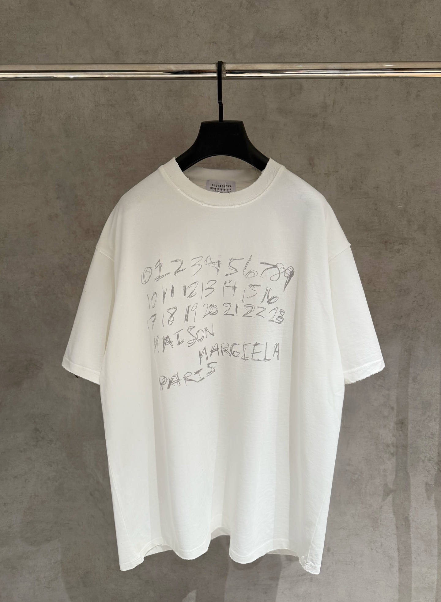 메종 마르지엘라(Maison Margiela) 자수 반팔 티셔츠 의류