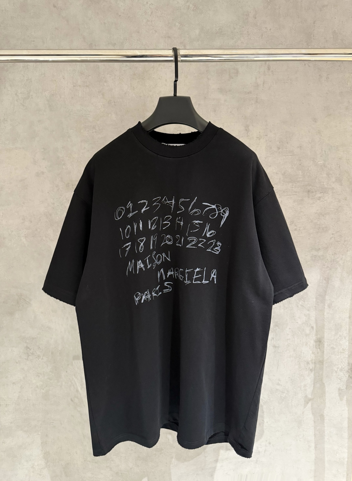메종 마르지엘라(Maison Margiela) 자수 반팔 티셔츠 의류