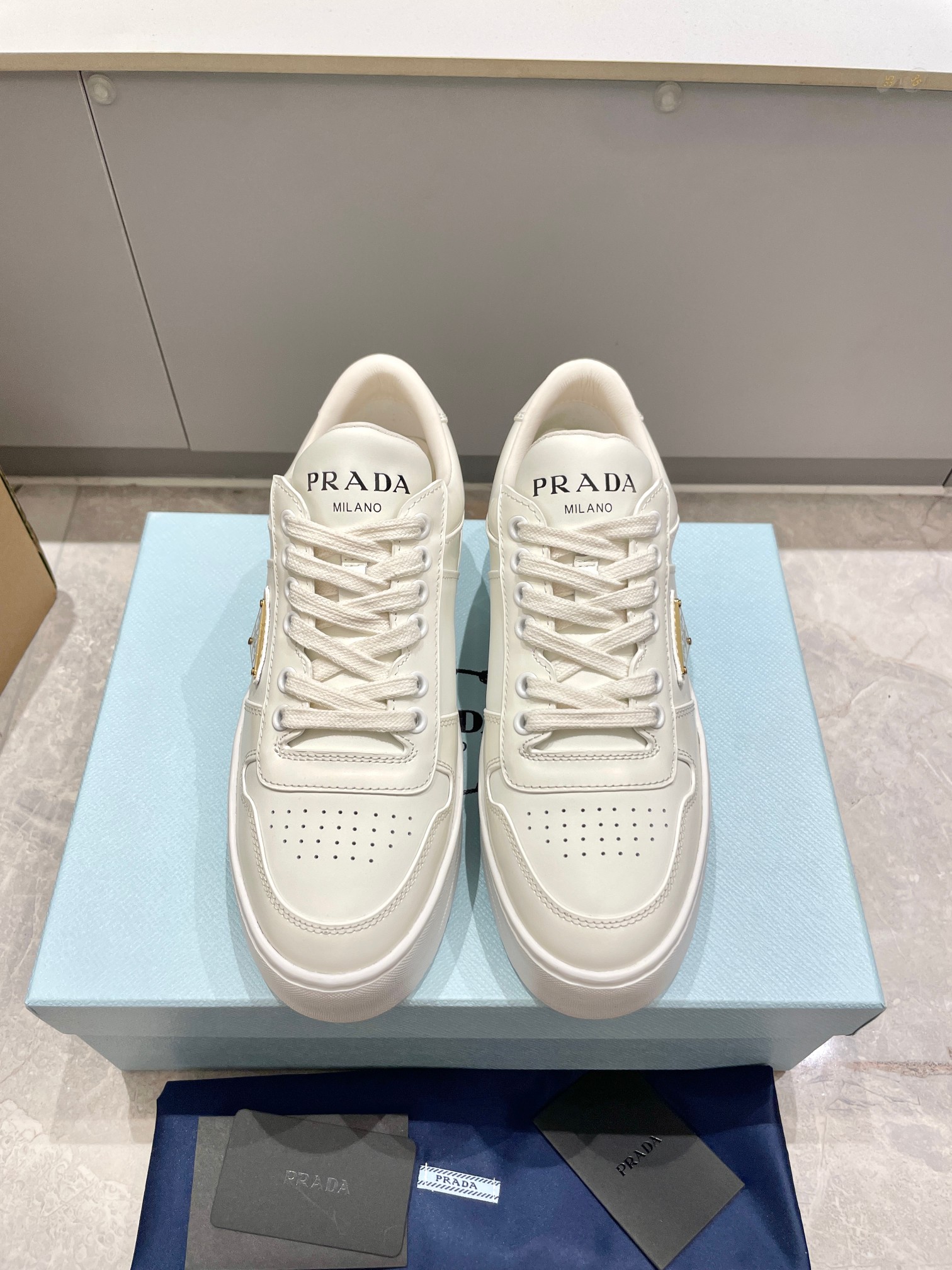 PRADA 프라다 신상 키높이 화이트 스니커즈 신발