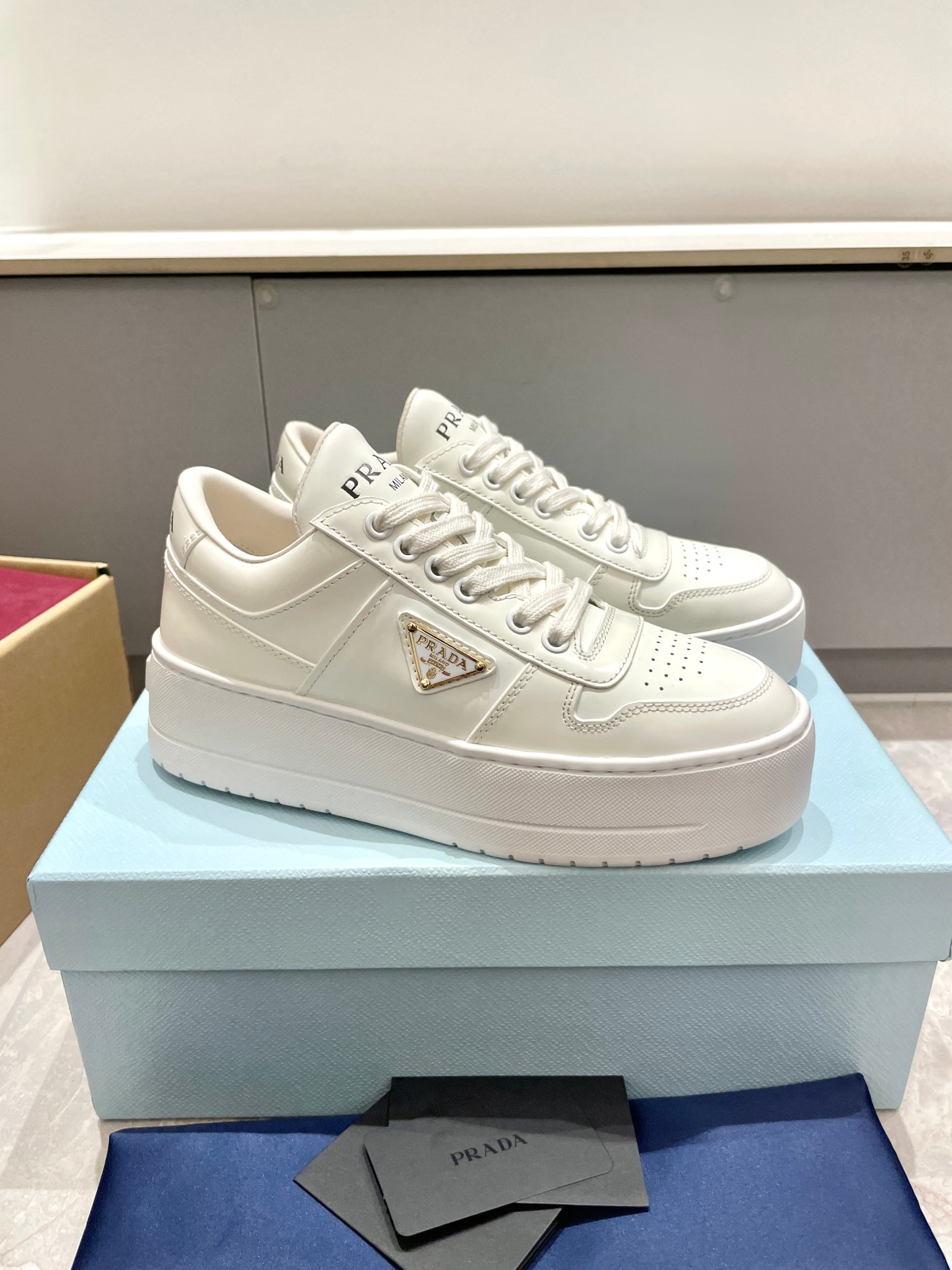 PRADA 프라다 신상 키높이 화이트 스니커즈 신발