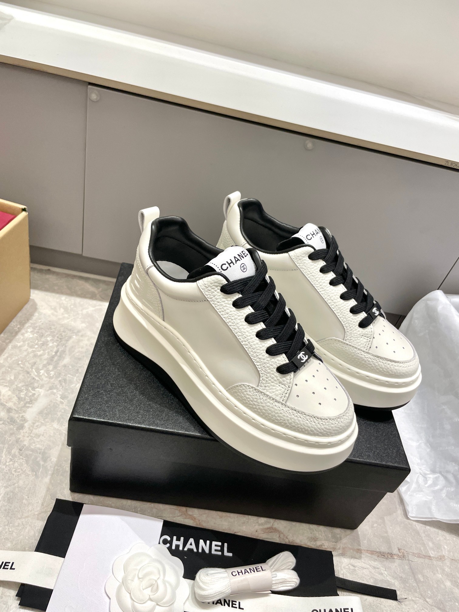 Chanel 샤넬 시그니처 배색 로고 스니커즈 신발