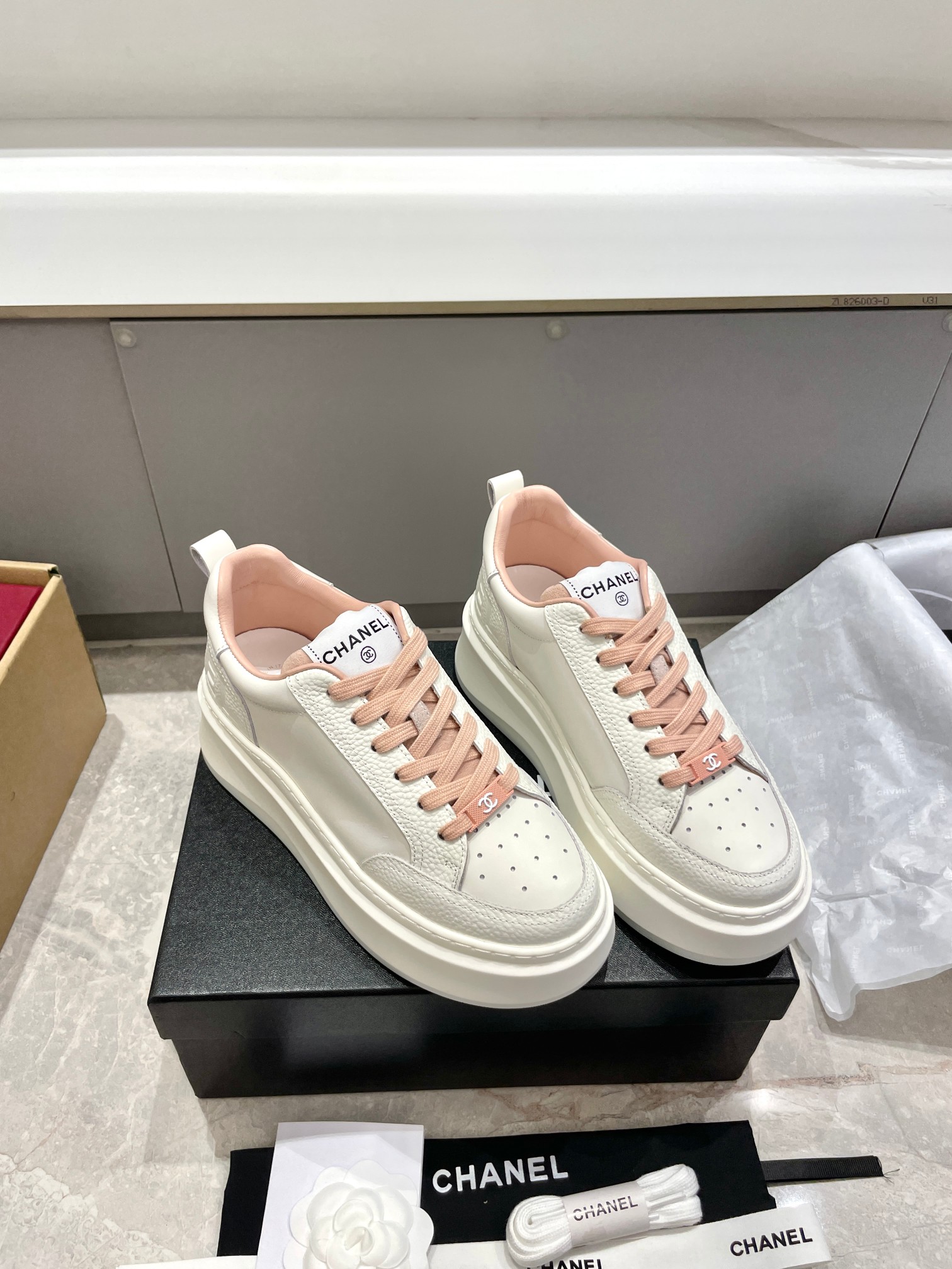 Chanel 샤넬 시그니처 배색 로고 스니커즈 신발