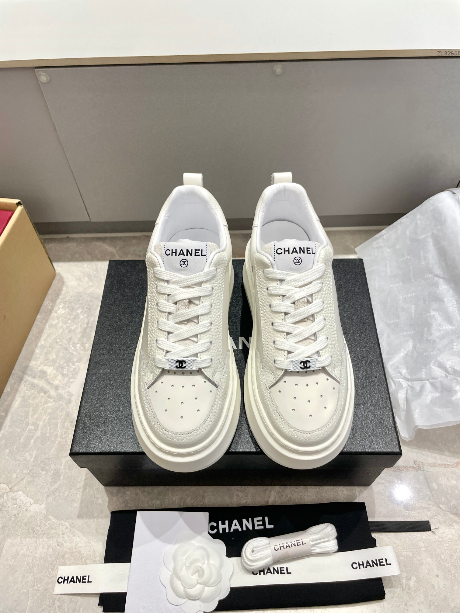 Chanel 샤넬 시그니처 배색 로고 스니커즈 신발