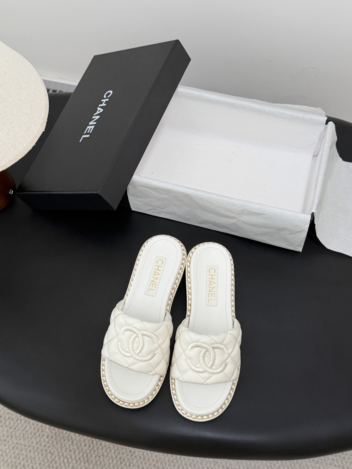 샤넬(CHANEL) 스프링 로고 슬리퍼 신발