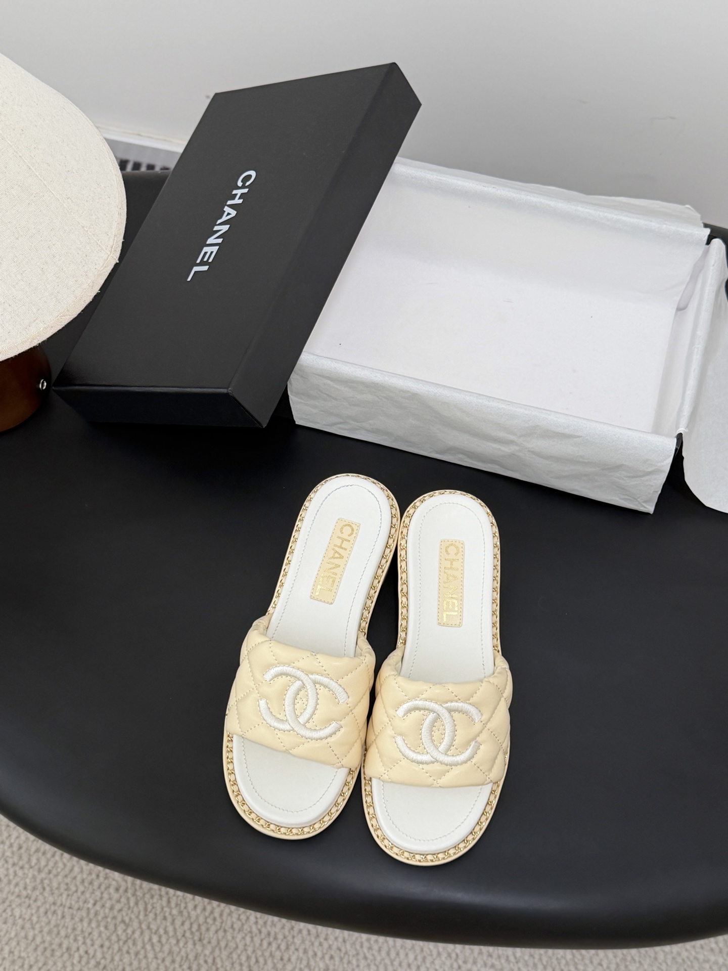 샤넬(CHANEL) 스프링 로고 슬리퍼 신발