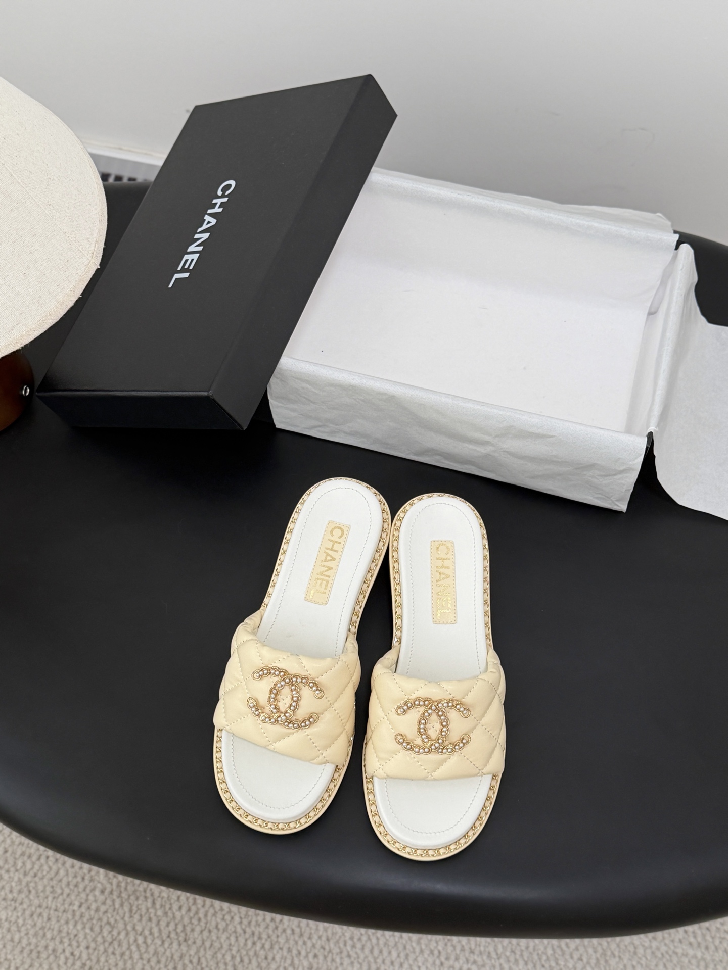 샤넬(CHANEL) 스프링 로고 슬리퍼 신발