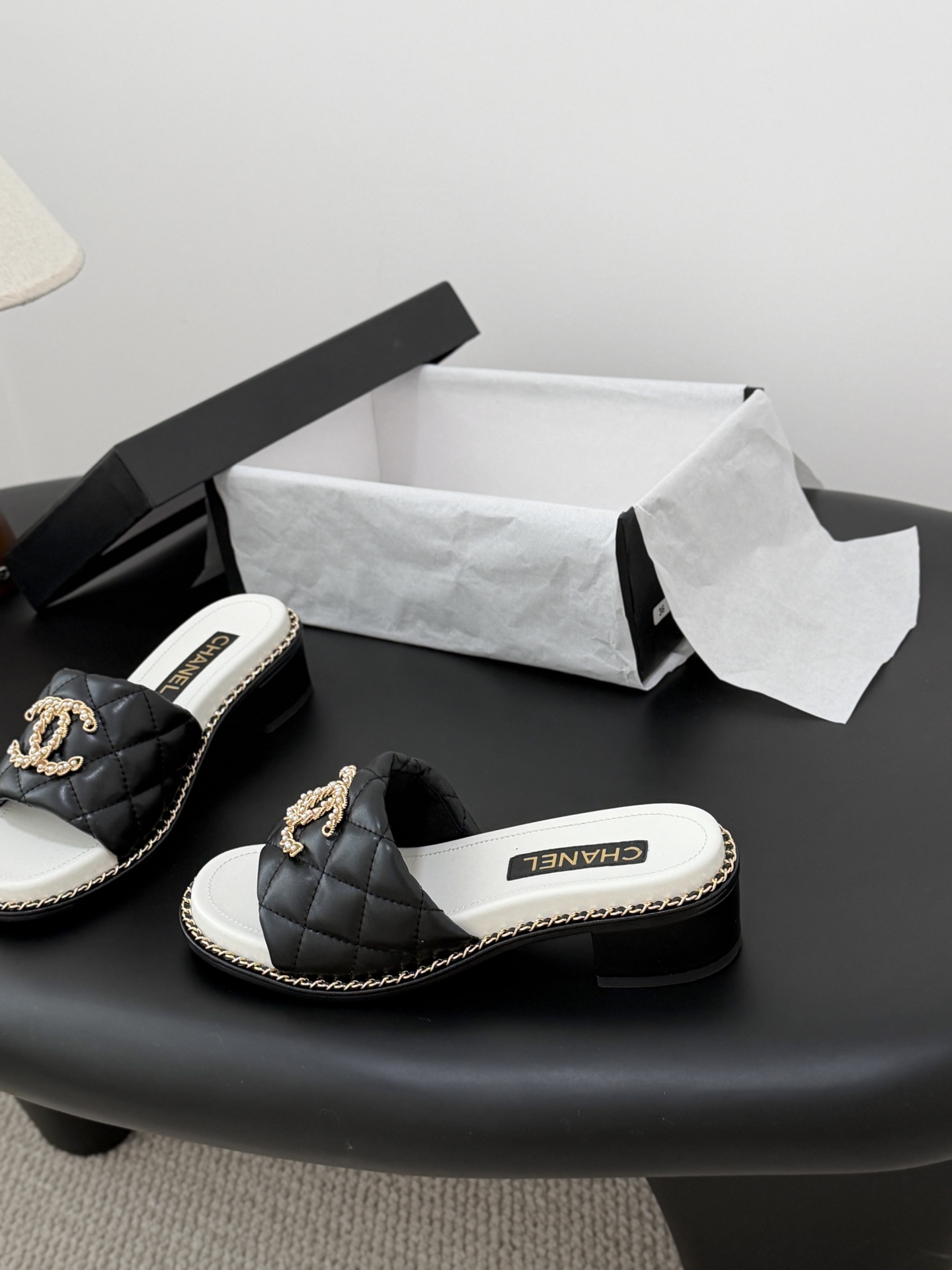 샤넬(CHANEL) 스프링 로고 슬리퍼 신발