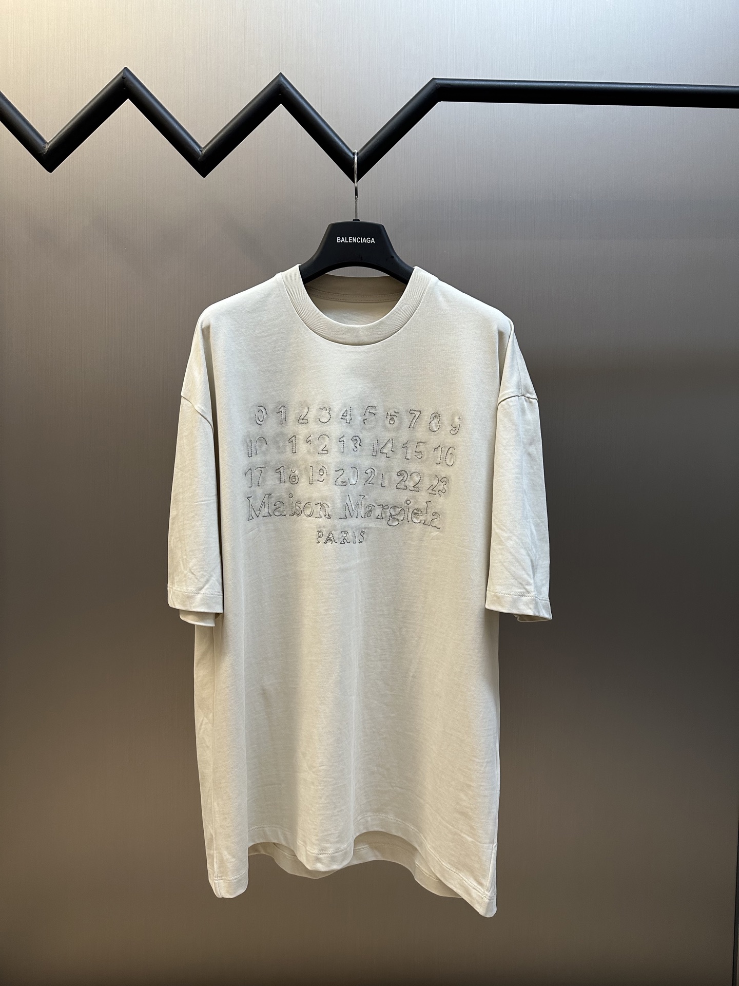 메종 마르지엘라(Maison Margiela) 자수 프린트 반팔 티셔츠 의류