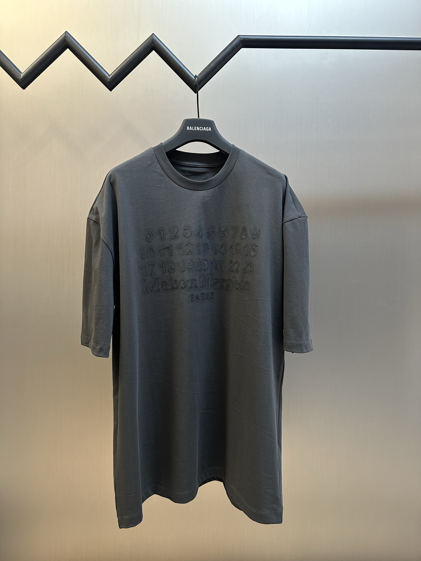 메종 마르지엘라(Maison Margiela) 자수 프린트 반팔 티셔츠 의류