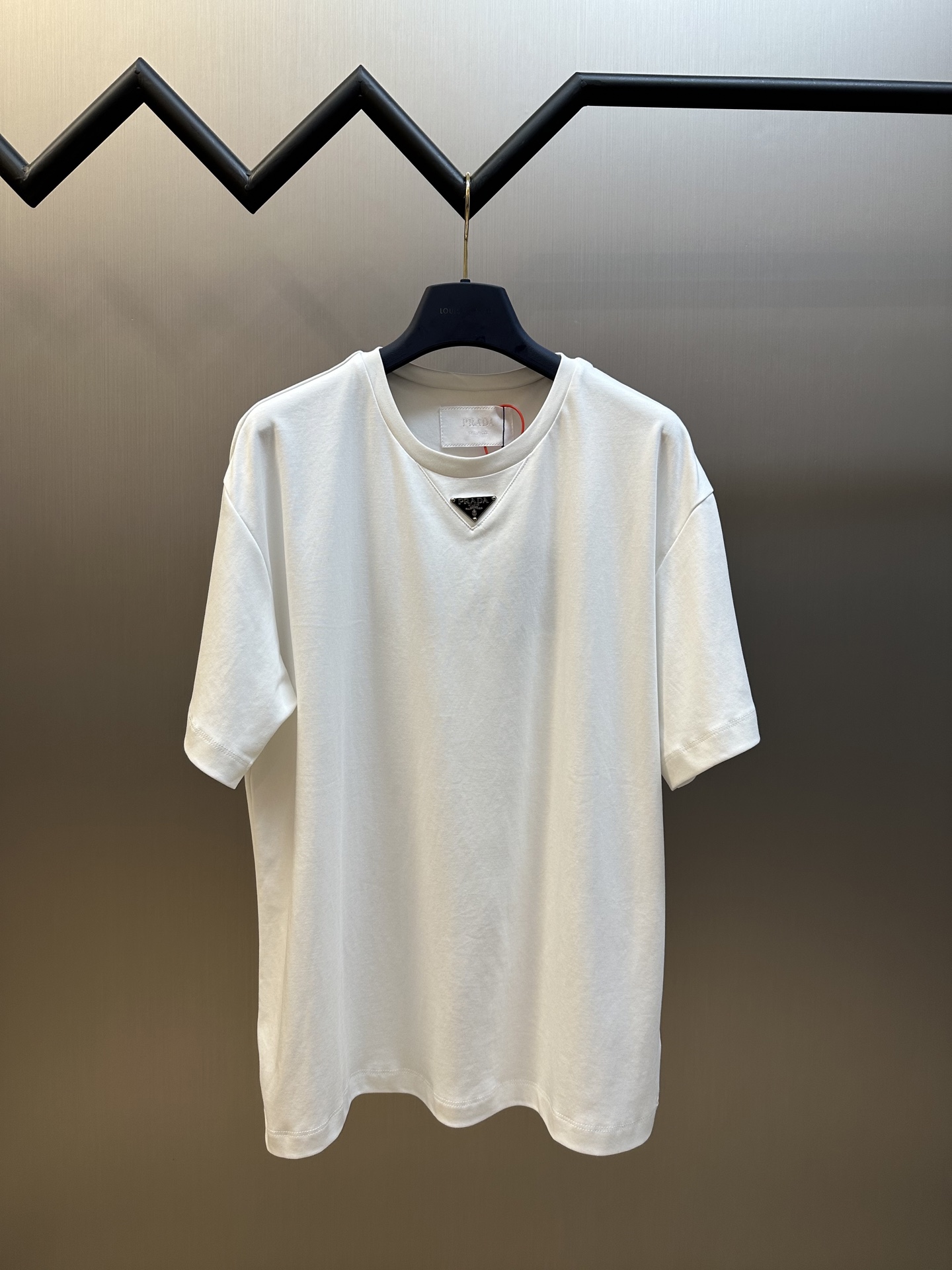 프라다(PRADA) 삼각 로고 반팔 티셔츠 의류