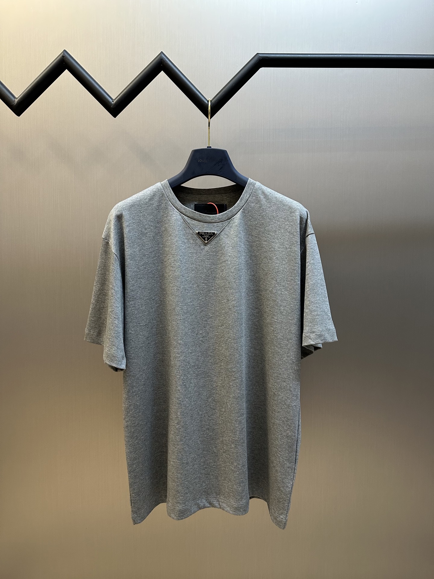 프라다(PRADA) 삼각 로고 반팔 티셔츠 의류