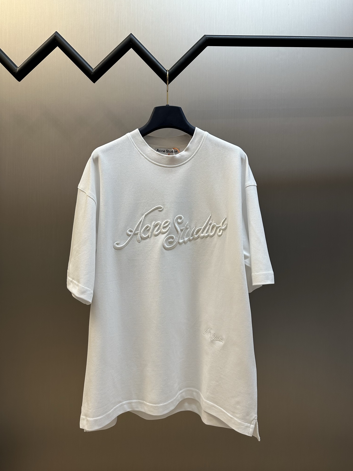 아크네 스튜디오(ACNE STUDIOS) 3D 자수 로고 반팔 티셔츠 의류