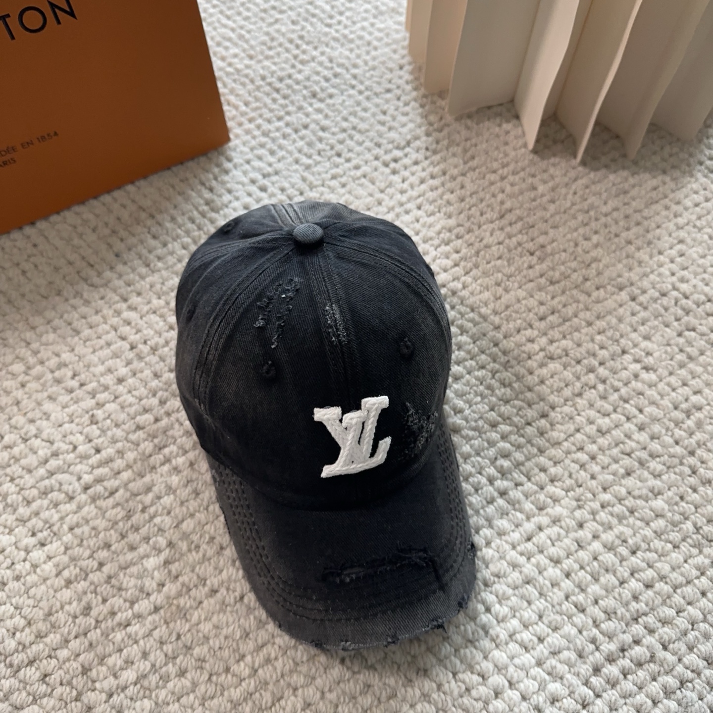 루이비통(LV) 로고 볼캡 모자