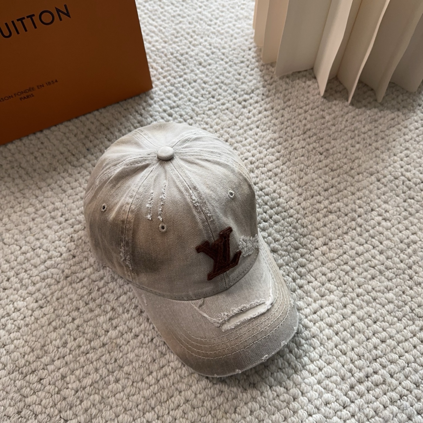 루이비통(LV) 로고 볼캡 모자