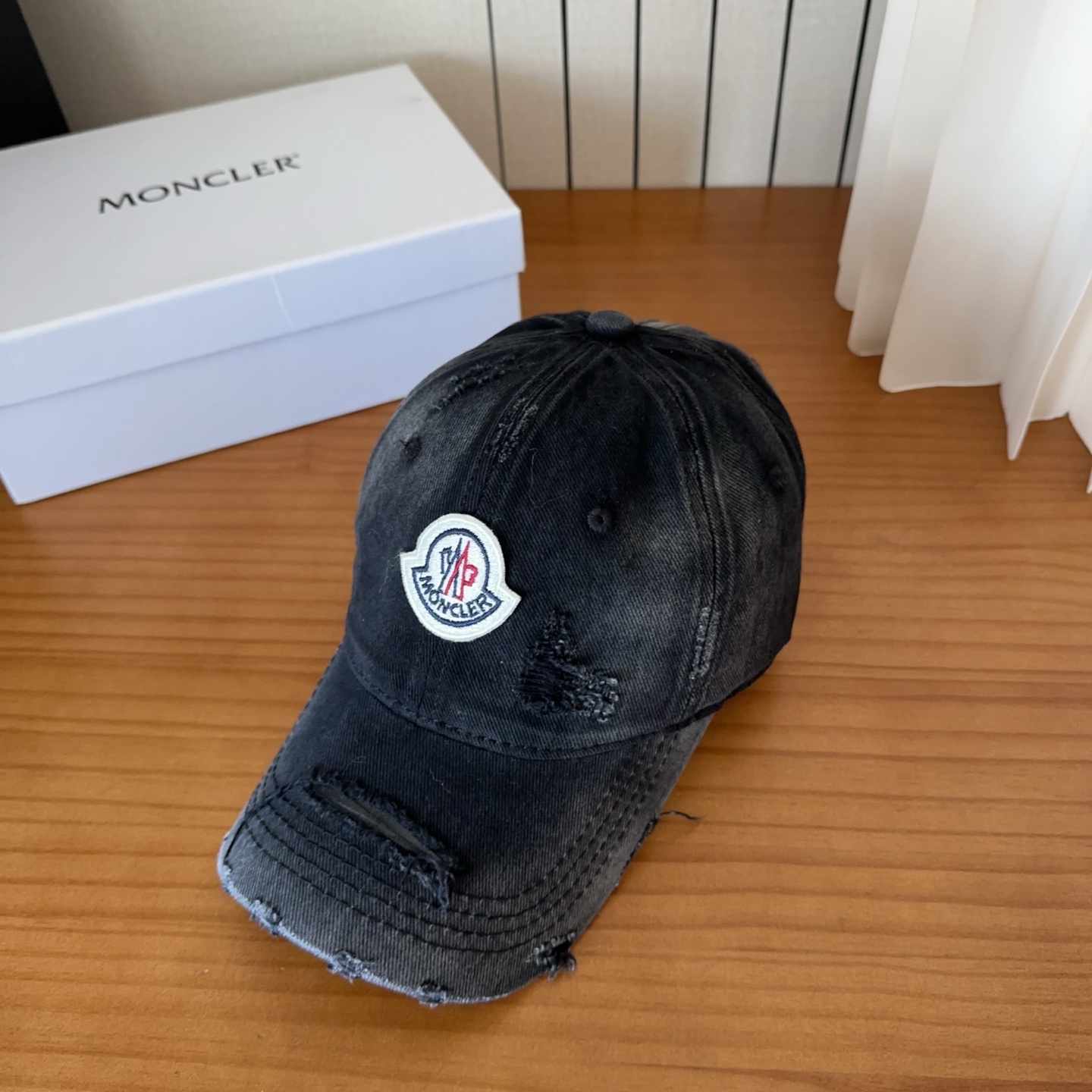 몽클레어 몽클레르(MONCLER) 워싱 디스트로이드 볼캡 모자