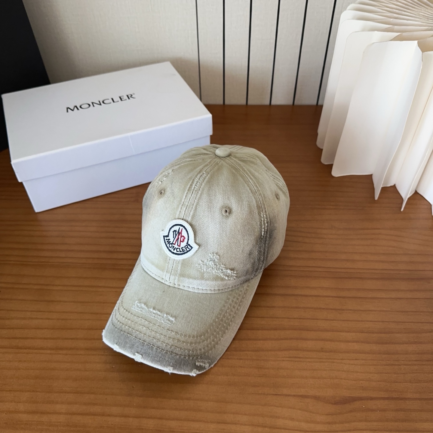 몽클레어 몽클레르(MONCLER) 워싱 디스트로이드 볼캡 모자