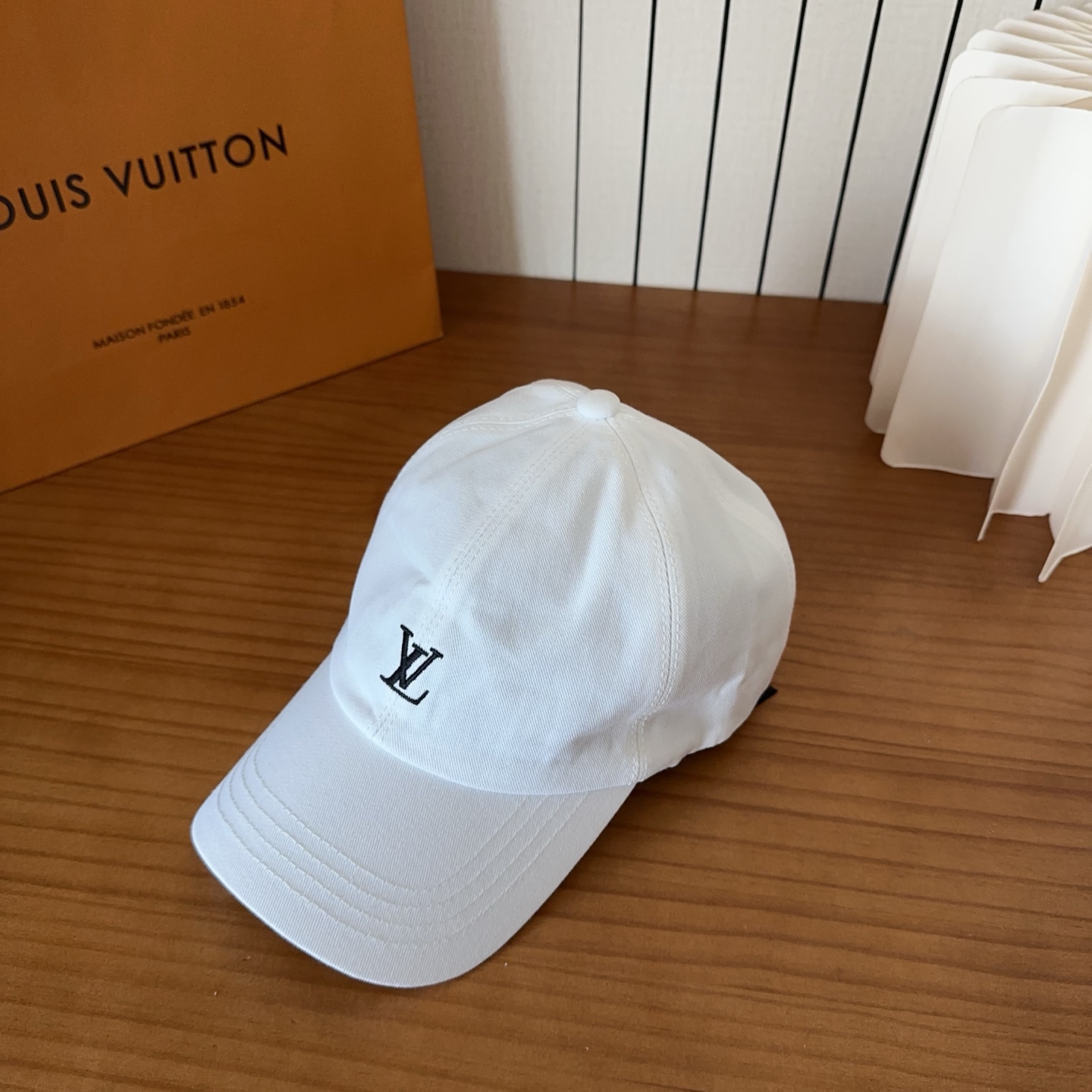 루이비통(LV) 로고 볼캡 모자