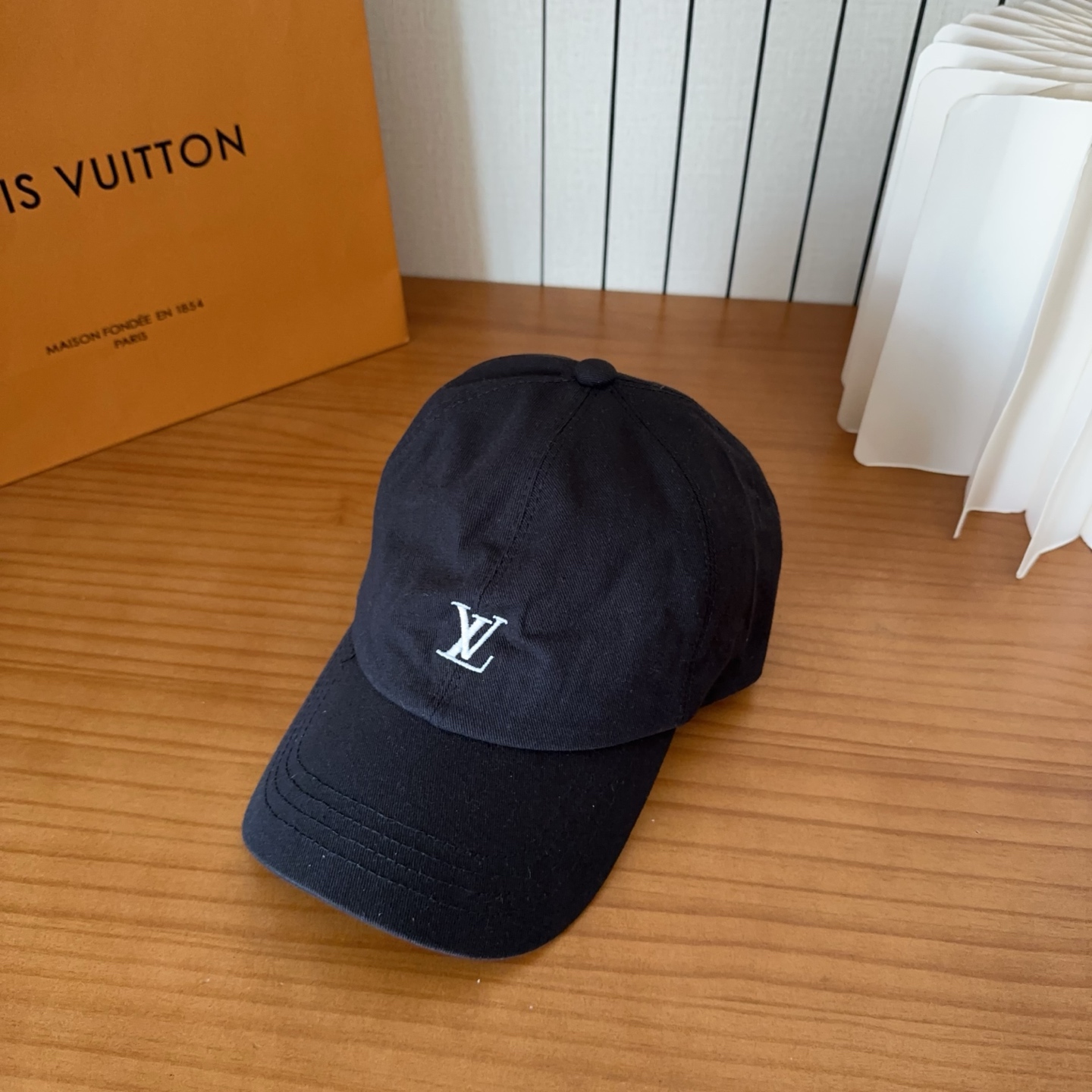 루이비통(LV) 로고 볼캡 모자