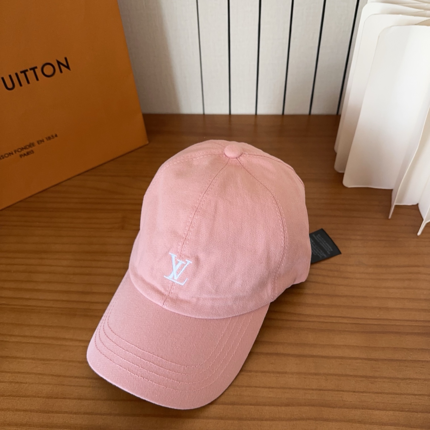 루이비통(LV) 로고 볼캡 모자