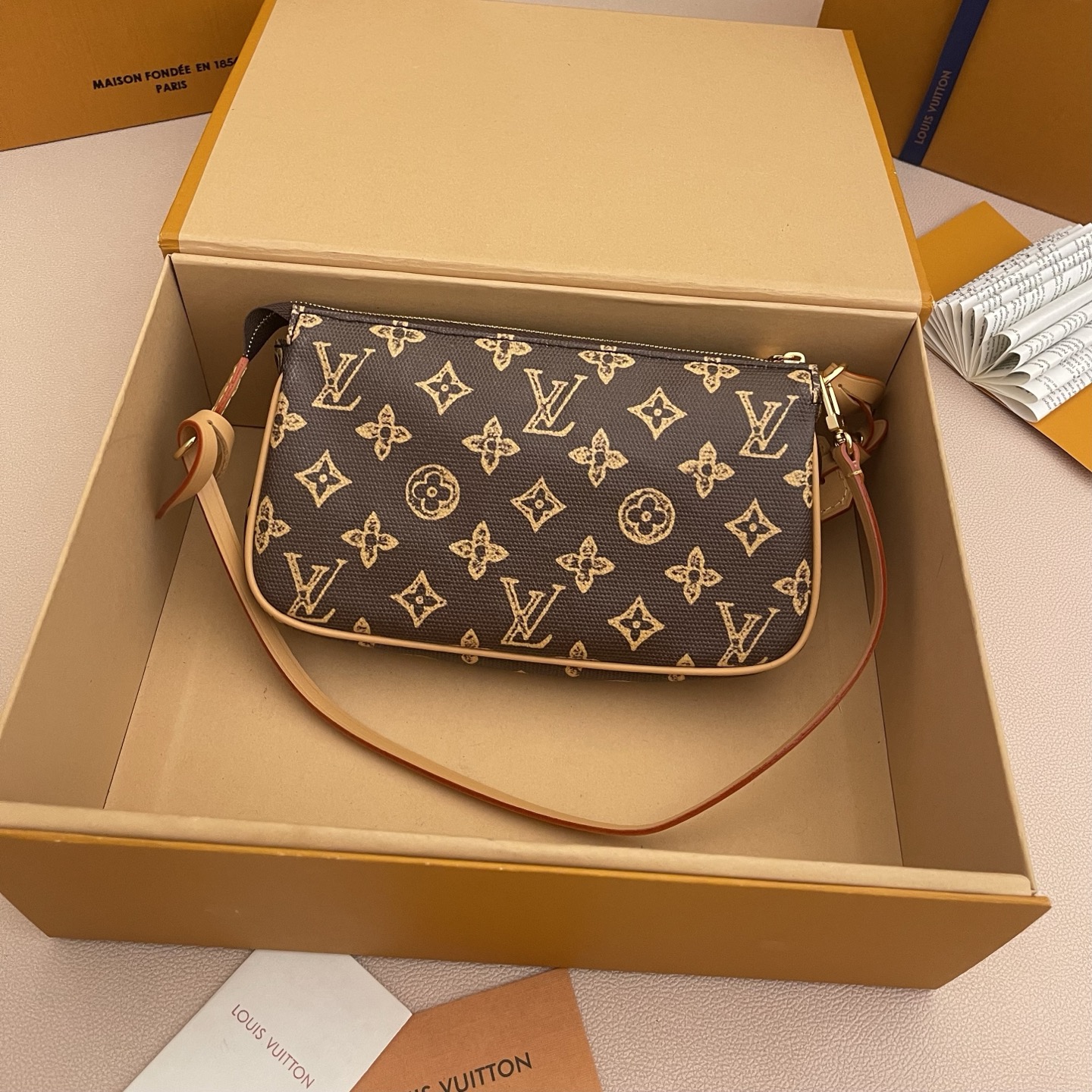 루이비통(LV) 포쉐트 악세수아(Pochette Accessoires) 숄더백 가방