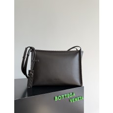 BOTTEGA VENETA BV 보테가 베네타 코리에르 메신저(Corriere Messenger) 크로스백 메신저백 가방 다크브라운