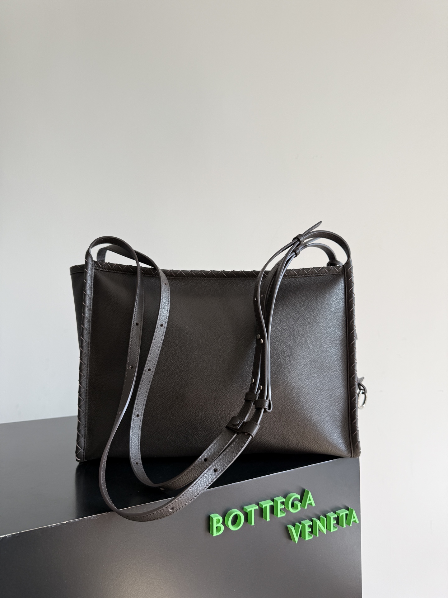 BOTTEGA VENETA BV 보테가 베네타 코리에르 메신저(Corriere Messenger) 크로스백 메신저백 가방 다크브라운